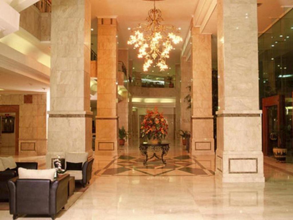 Grand Cempaka Business Hotel Джакарта Екстериор снимка