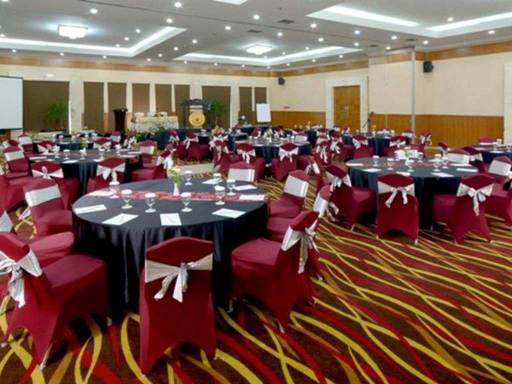Grand Cempaka Business Hotel Джакарта Екстериор снимка