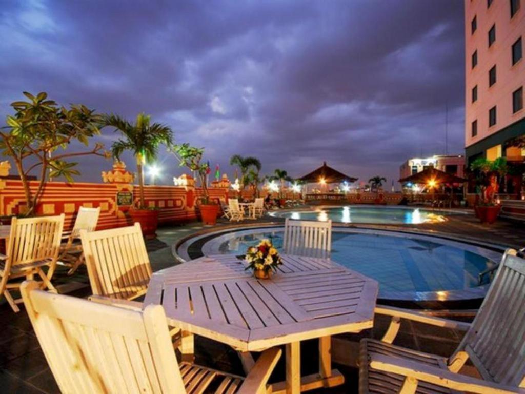 Grand Cempaka Business Hotel Джакарта Екстериор снимка