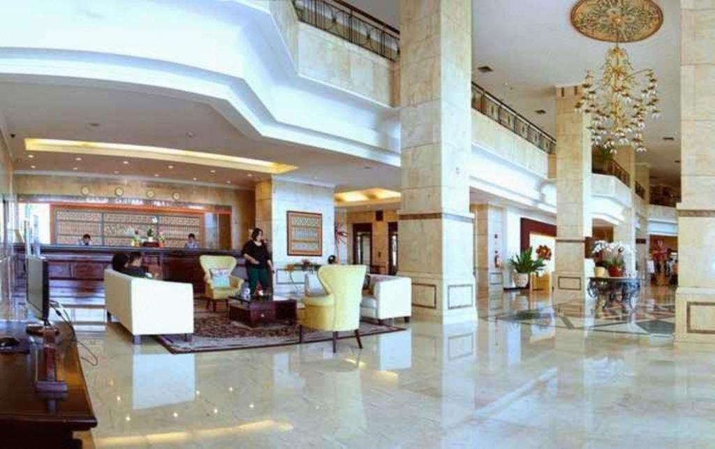 Grand Cempaka Business Hotel Джакарта Екстериор снимка