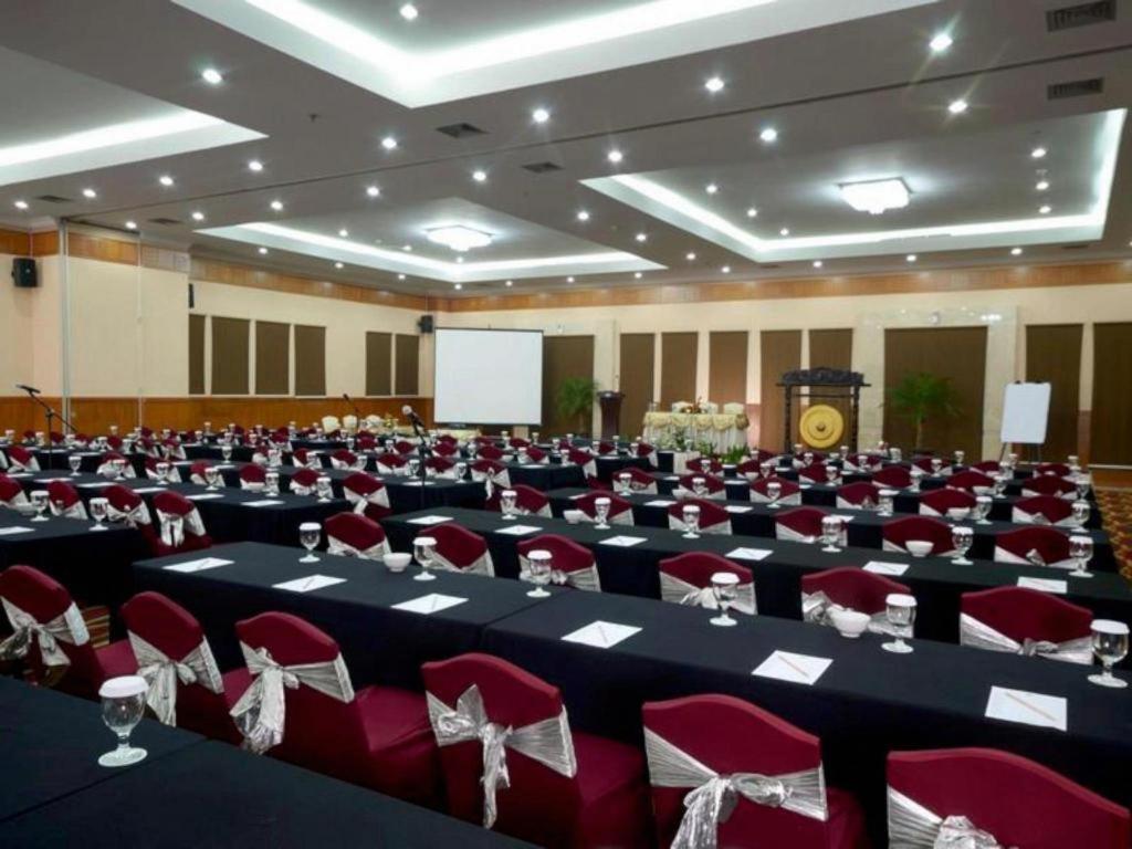 Grand Cempaka Business Hotel Джакарта Екстериор снимка